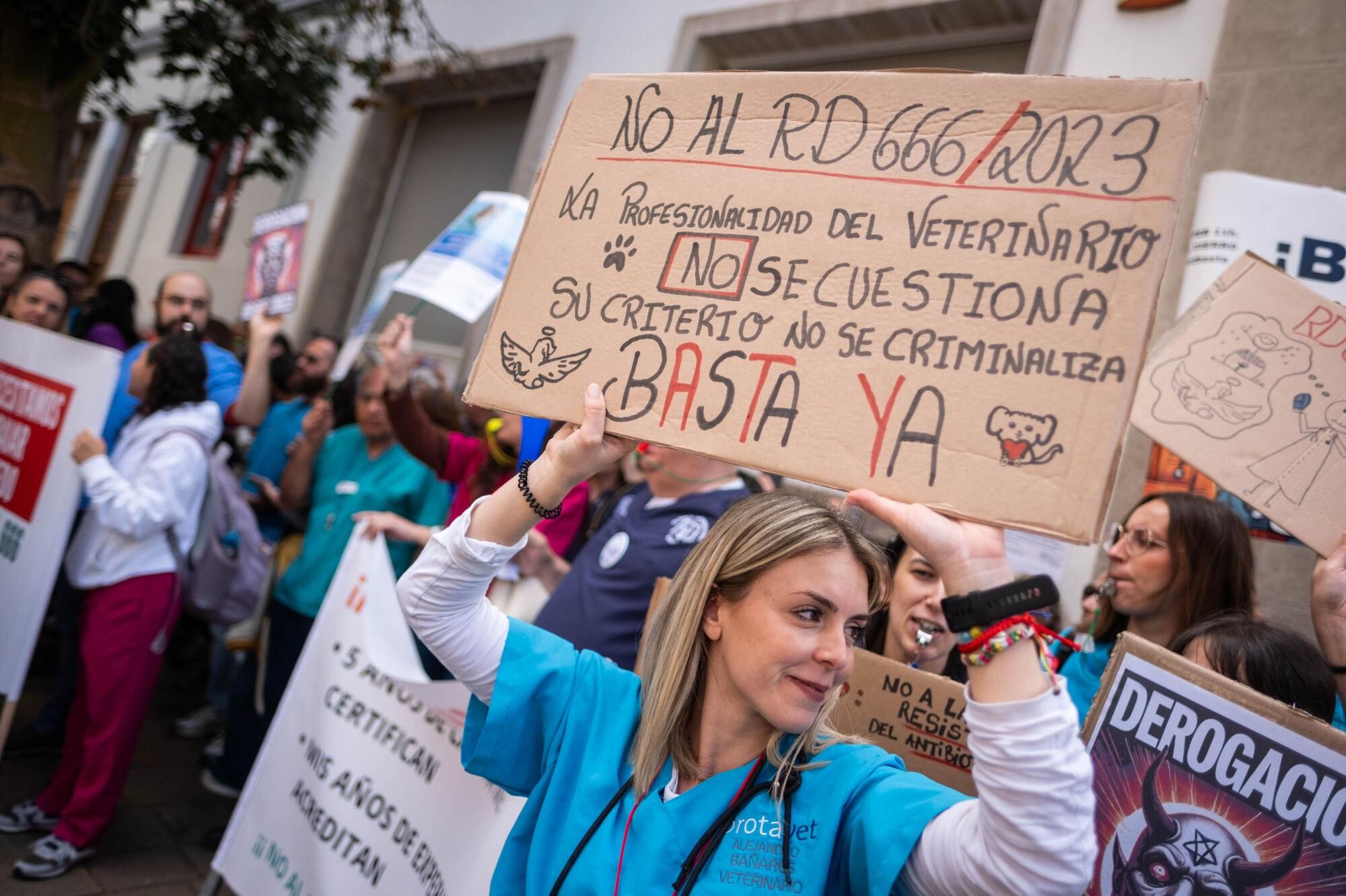 Los veterinarios  de Tenerife se manifiestan contra el decreto que les impide suministrar antibióticos a las mascotas.
