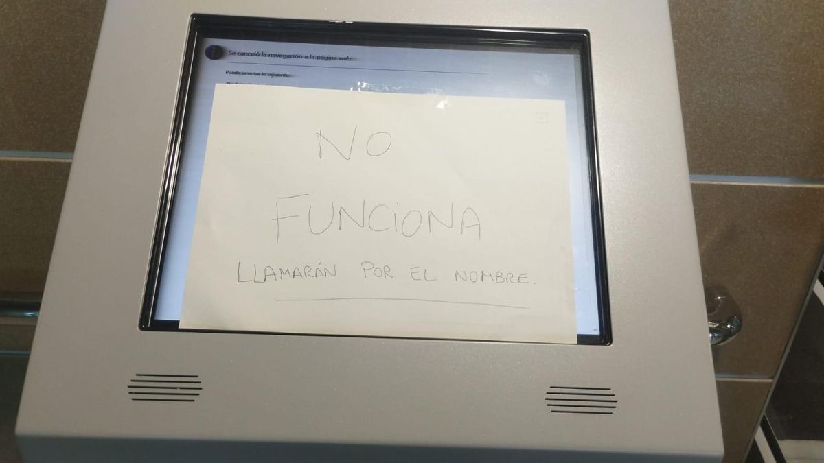 Las máquinas qe reparten citas a los pacientes no funcionan.