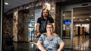 María Dolores, de 86 años, con su hijo, Ángel, de 60.