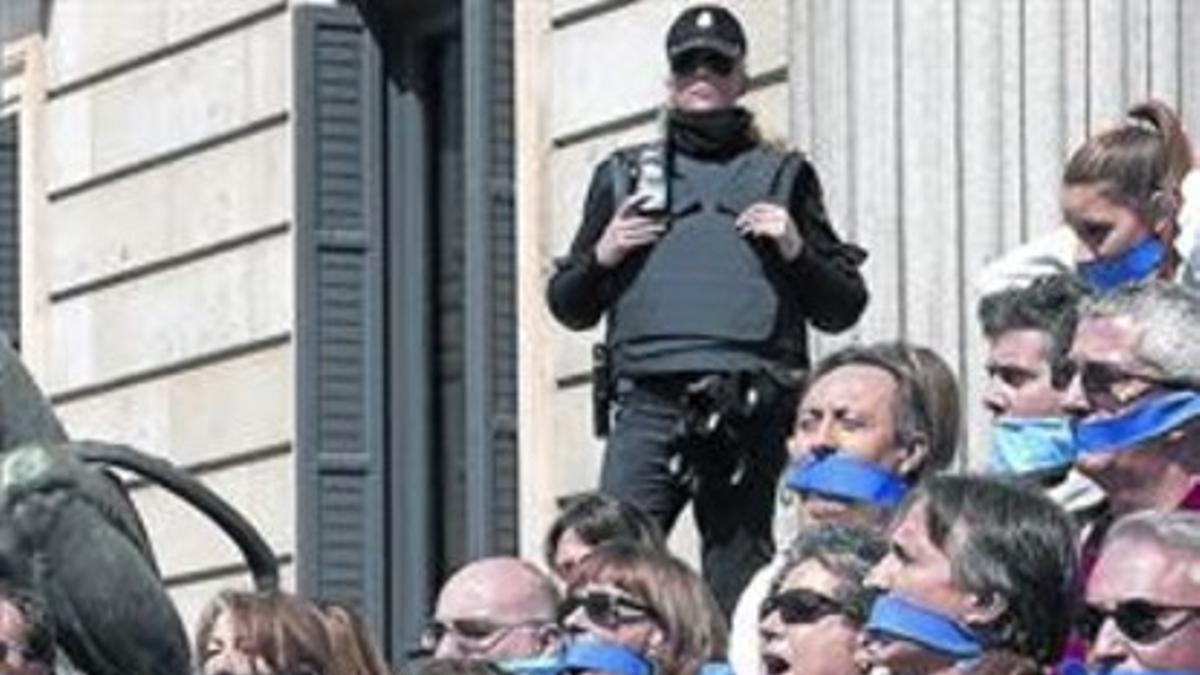 Imagen de la protesta en el Congreso contra las 'leyes mordaza', ayer.