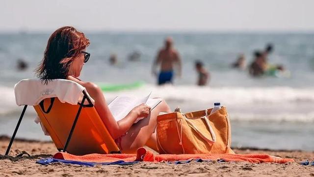 Una dona a la platja d’Ocata, al Maresme.  | ZOWY VOETEN