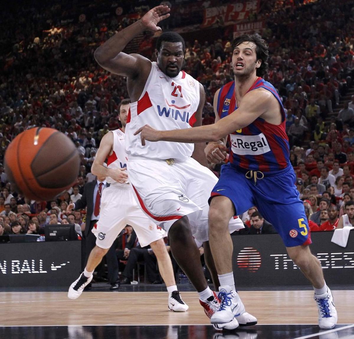 El jugador Gianluca Basile (d) del Barcelona lucha por el balón con Sofoklis Schortsanitis (i) del Olympiacos de Atenas, el domingo 09 de mayo de 2010, durante el partido por la final de la Euroliga de baloncesto en Bercy, París (Francia).