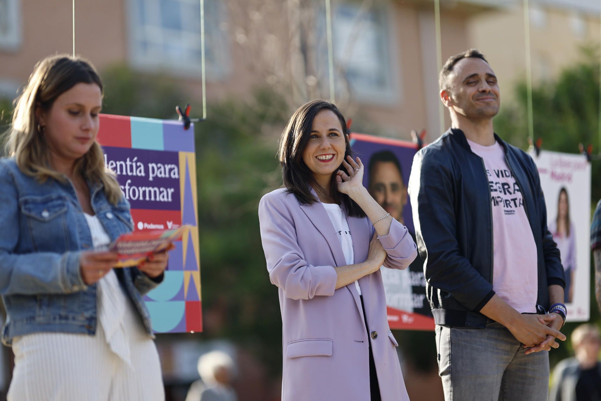 Ione Belarra en el acto de pegada de carteles con Alejandra Jacinto y Roberto Sotomayor.