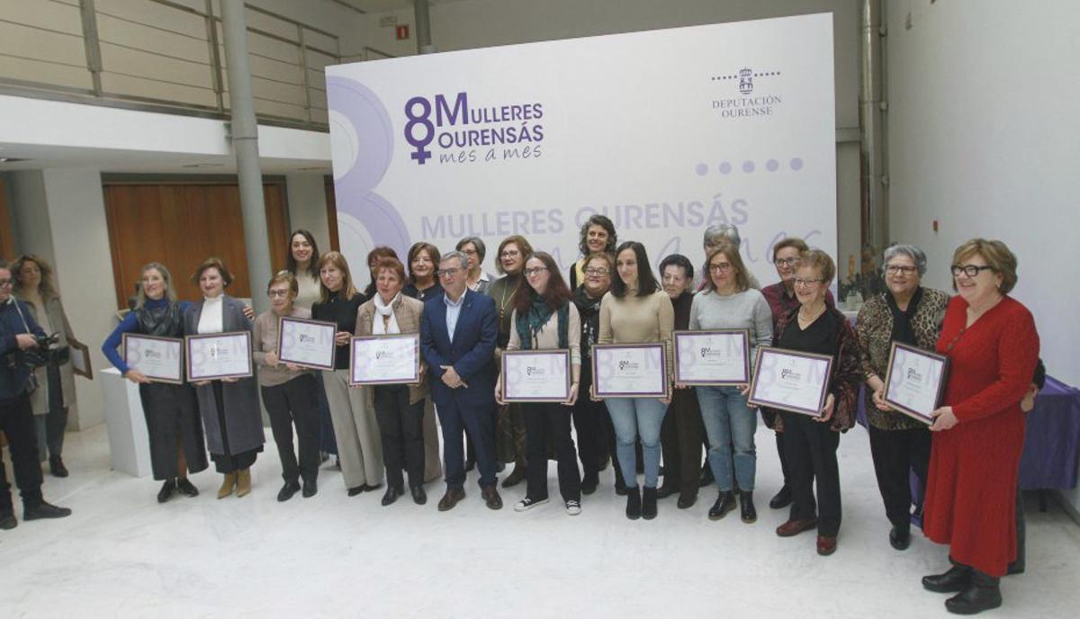 Las premiadas con sus diplomas en el Marcos Valcárcel. | I.OSORIO