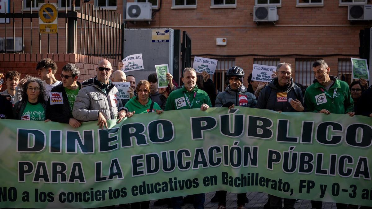 Concentraciones contra la concertación de la educación en Aragón.