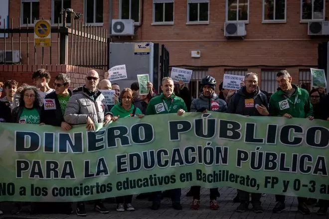 Concentraciones contra la concertación de la educación en Aragón.
