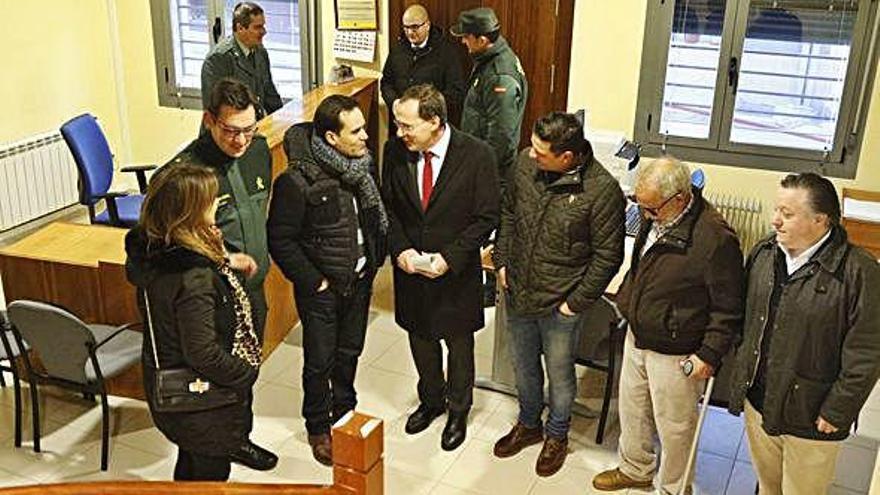 El subdelegado del Gobierno conversa con el alcalde saucano en presencia del equipo de gobierno.