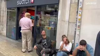 Relojes 'de lujo' a 400 euros provocan colas y pernoctaciones en la calle Colón de València