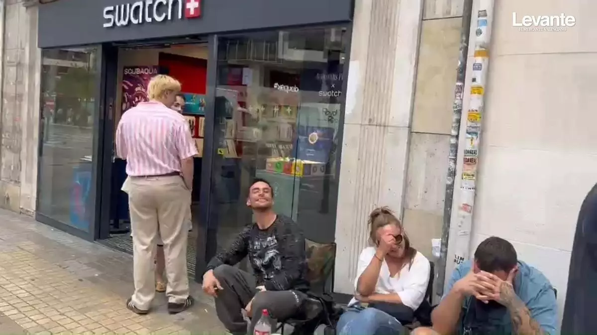 Relojes 'de lujo' a 400 euros provocan colas y pernoctaciones en la calle Colón de València