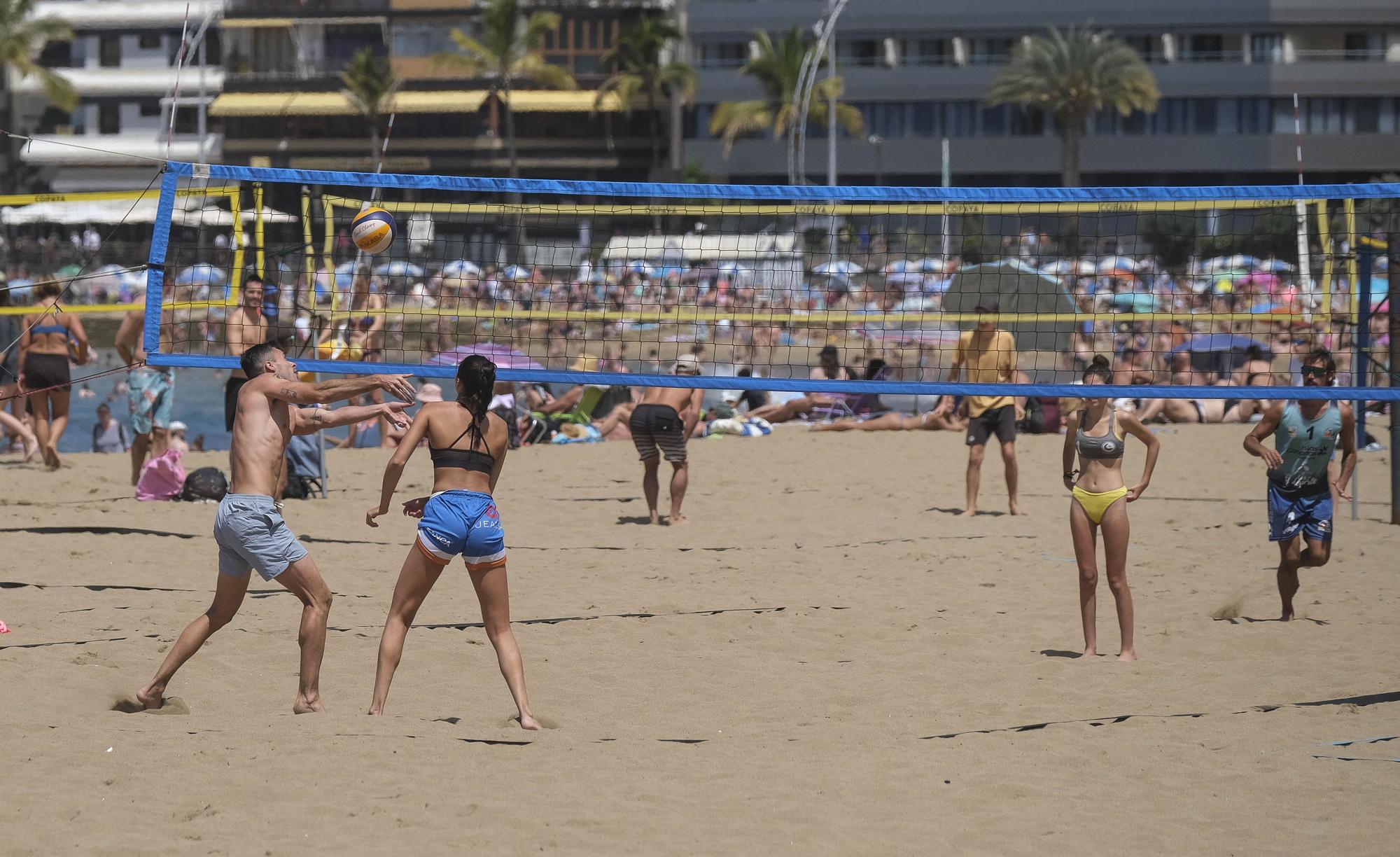 Así se vive la Semana Santa en la playa de Las Canteras, en Las Palmas de Gran Canaria. 