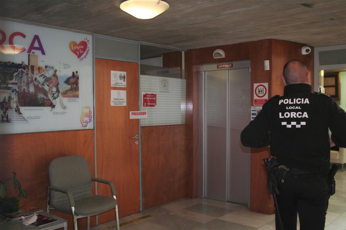 Agentes de la Policía Local custodiaban durante este lunes la puerta de los despachos de Vicealcaldía que se encuentra precintada.