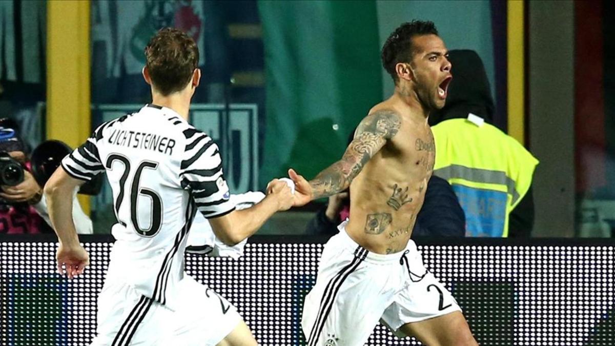 Dani Alves, celebrando su último gol en Bergamo contra el Atalanta