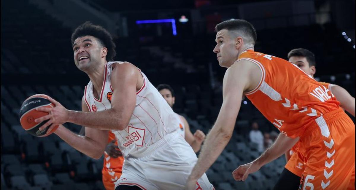 Elijah Bryant y un López-Arostegui que volvió tras su lesión.
