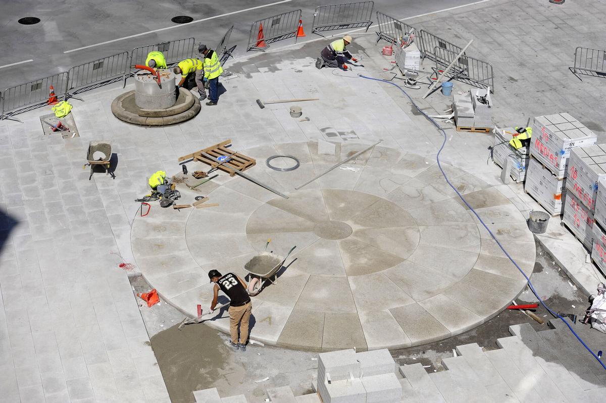 A ESTRADA. ESTADO OBRAS A FAROLA COLOCACION PIEDRAS LUGAR A FAROLA PLAZA GALICIA