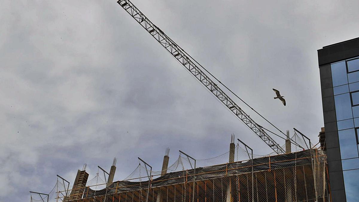 Grúa sobre un edificio en construcción en A Coruña.