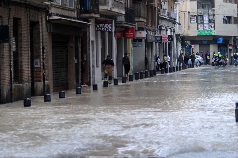 Revienta una tubería en el centro de Murcia