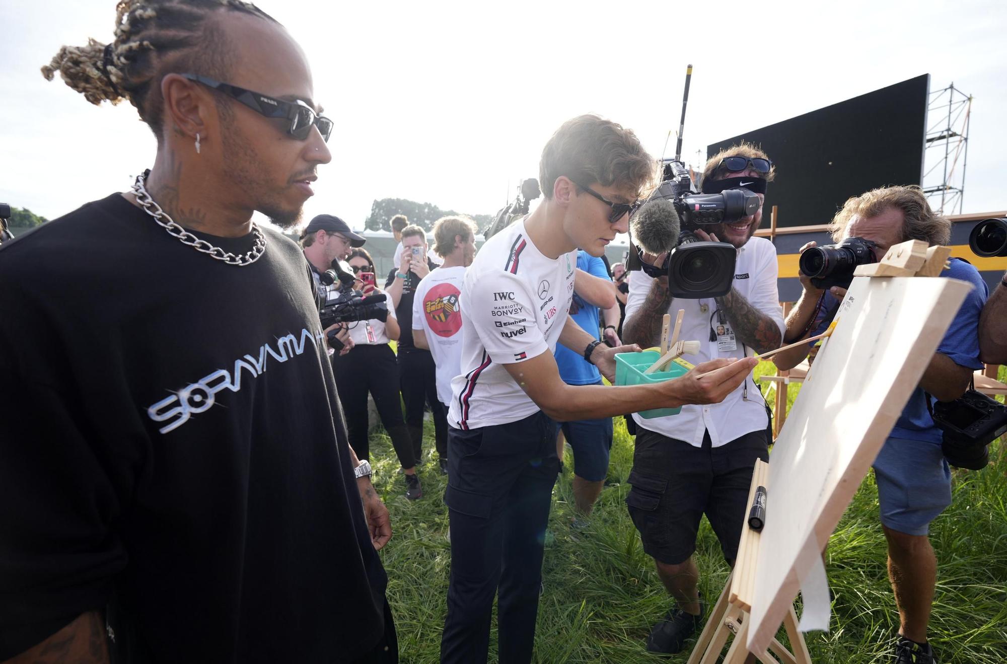 Vettel presenta sus 'hoteles para abejas' en Suzuka