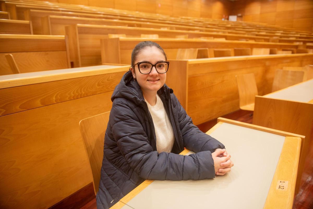 Noa Gómez, alumna con TEA de la UDC en una aula de la Facultad de Filología Inglesa