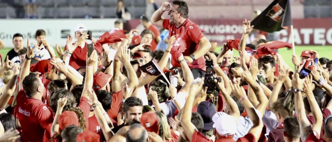 Los aficionados de La Nucía mantean en el terreno de juego al alcalde, Bernabé Cano, en lo que fue una fiesta histórica para la localidad de La Marina.