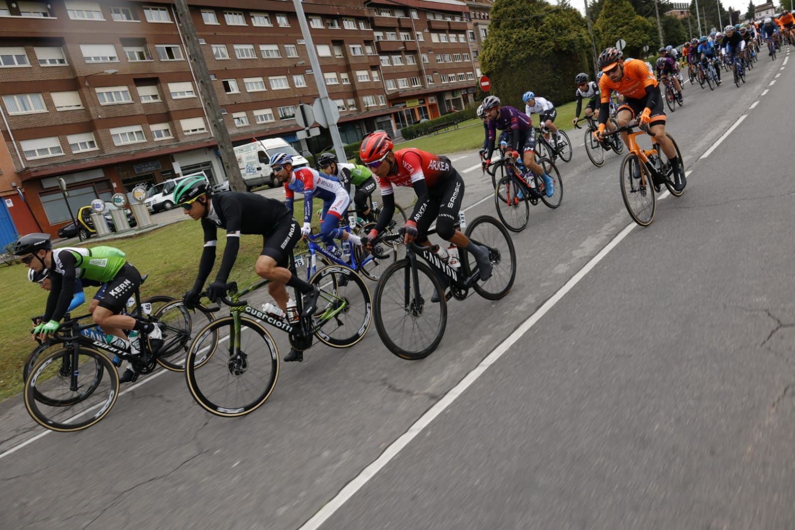 Imágenes de la primera etapa de la Vuelta a Asturias