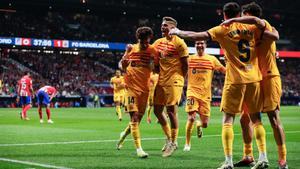 Los jugadores del Barça celebran el primer gol de Joao Félix