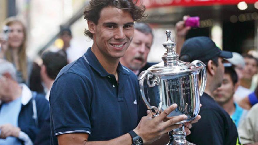 Rafa Nadal posa con el trofeo del US Open.