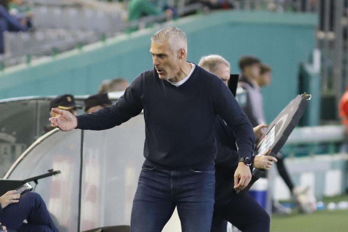 César Negredo, segundo entrenador blanquiverde, durante el choque ante el Zaragoza.