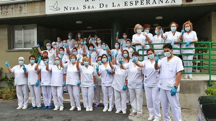 Parte del equipo de la residencia Nuestra Señora de la Esperanza, libre ya de Covid también entre la plantilla.