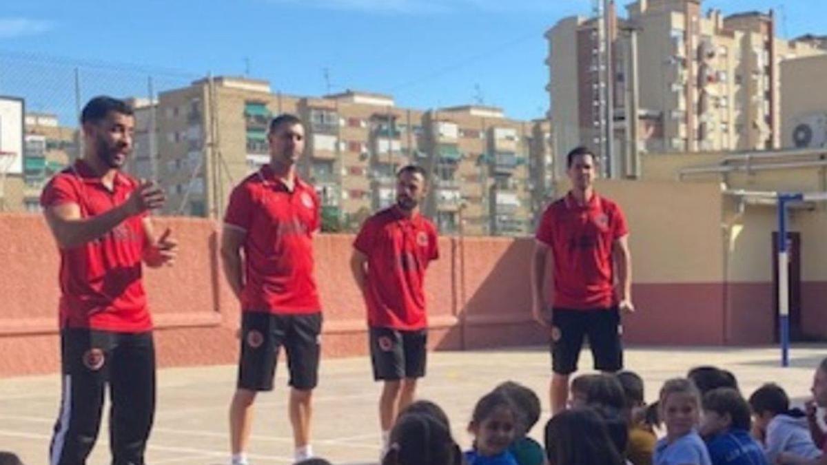 Los jugadores del Jimbee Cartagena visitan el CEIP Antonio Ulloa de la ciudad portuaria