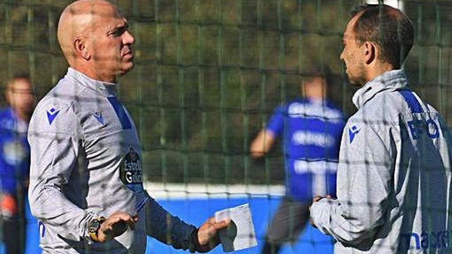 Luis César conversa con el segundo entrenador, Alejandro Esteve.