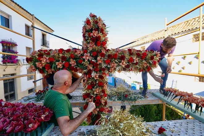 Ultiman los detalles de las Cruces de Mayo en Córdoba