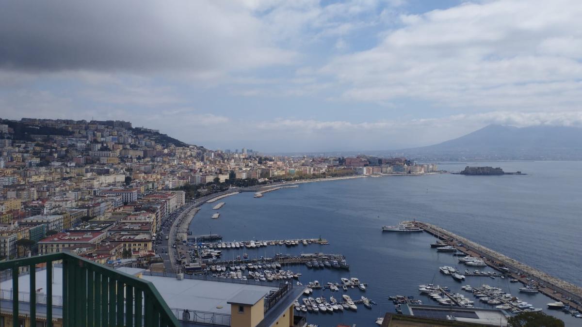 Vista de la bahía y ciudad de Nápoles desde uno de sus miradores. Al fondo, el volcán Vesubio.