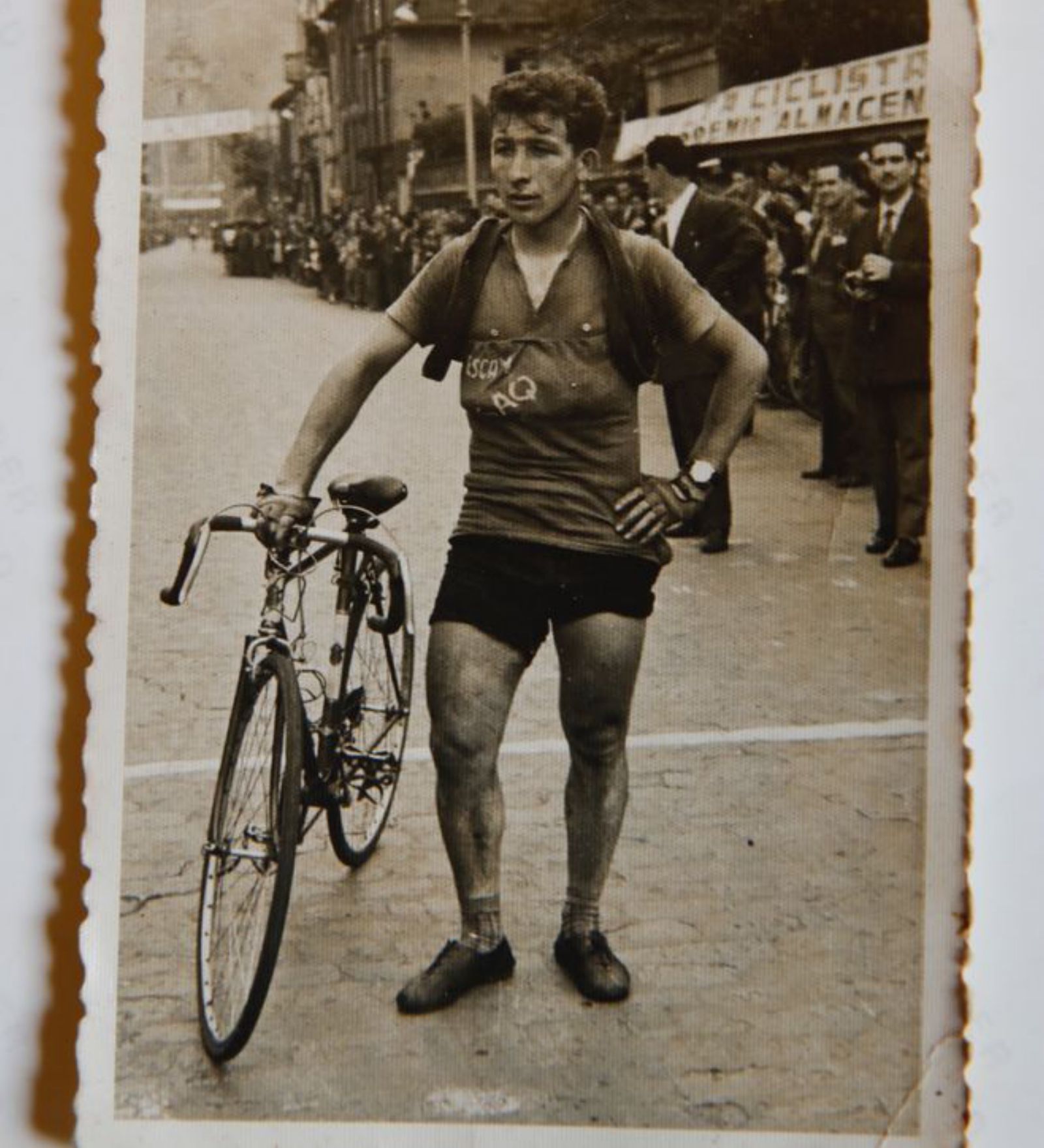 En una fotografía antigua, con la bici, tras una carrera.
