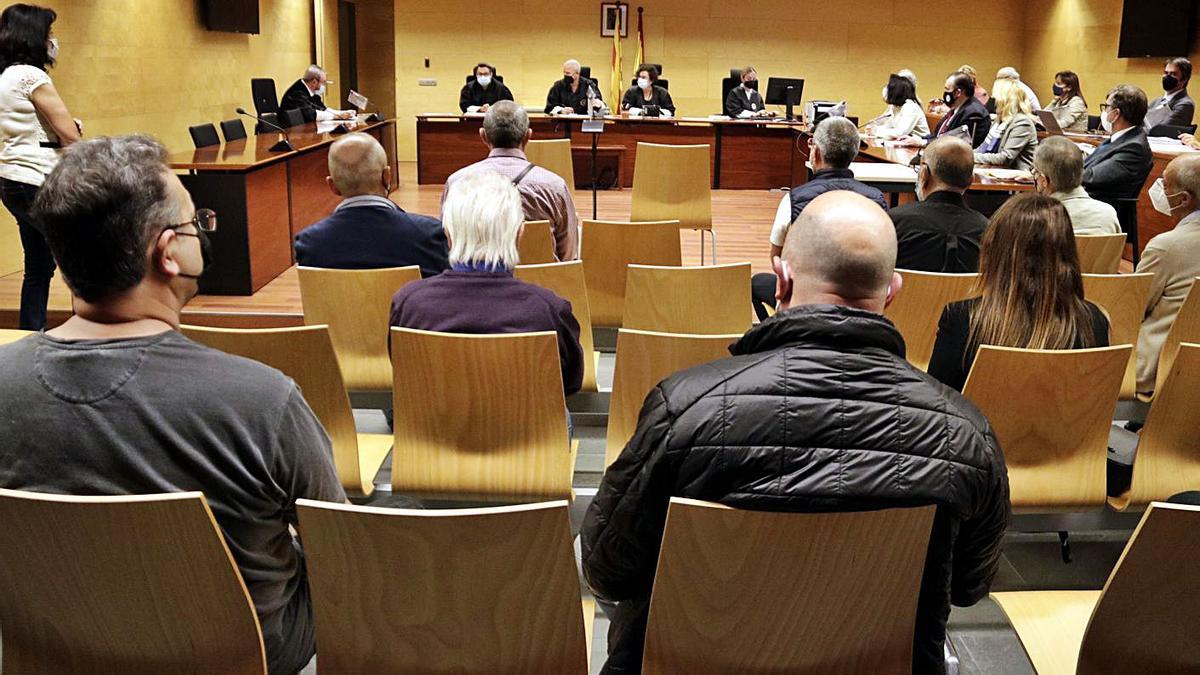 Els dotze acusats de tràfic d’armes, ahir durant el judici a l’Audiència de Girona. | ACN