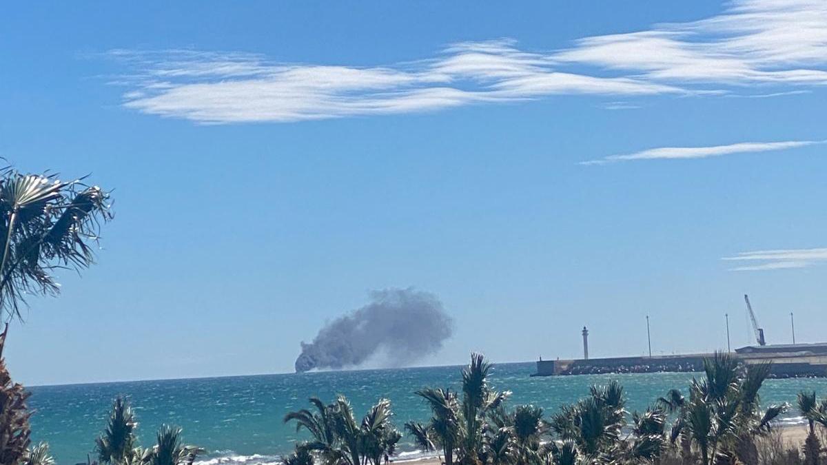 Incendio de un barco de cerca del puerto de Castelló