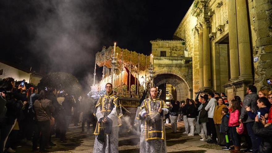 La procesión más andaluza brilla al son de dos bandas