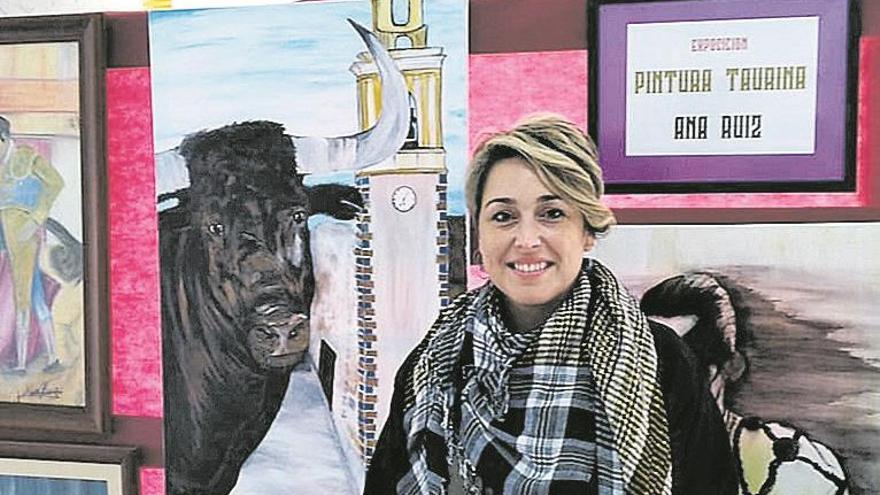 La artista Ana Ruiz cautiva en la Llosa con su exposición de pintura taurina
