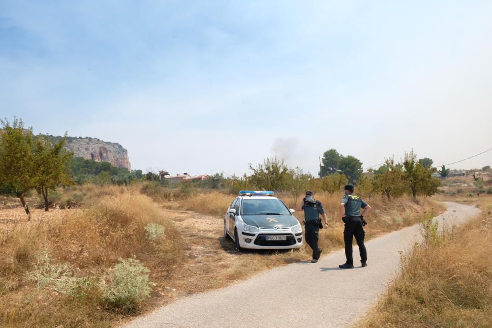 El fuego se ha originado al mediodía en la pedanía de La Romaneta y amenaza con extenderse por el monte y afectar a varias casas de campo.