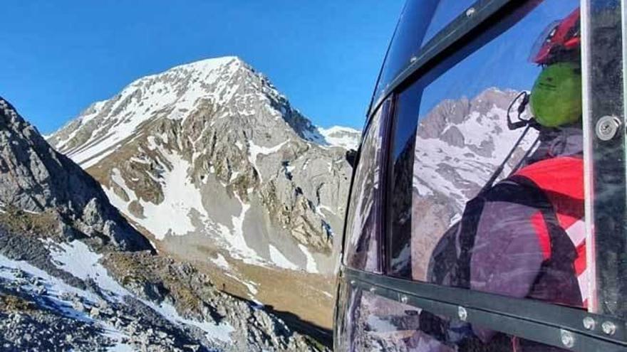 El helicóptero localizando el lugar en el que se encontraba el herido.