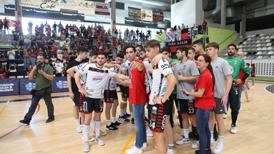 La plantilla del Disiclín con Pablo Cacheda al frente agradece el apoyo a la afición, ayer, tras la finalización de la fase. |  // BERNABÉ/ANA AGRA