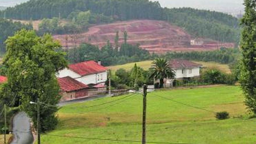 Al fondo, la finca de Logrezana de la que se extrajeron los materiales.