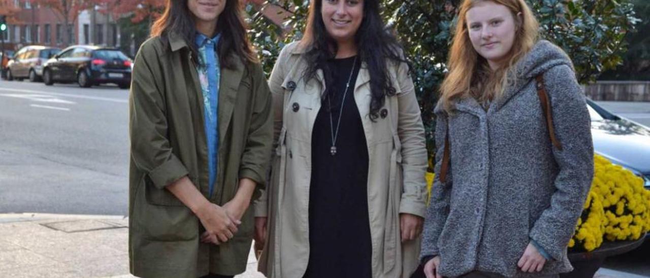 La coordinadora del programa, Yolanda Castellano (izquierda), junto a Beatriz Fonseca y María Moreno, las dos estudiantes seleccionadas.