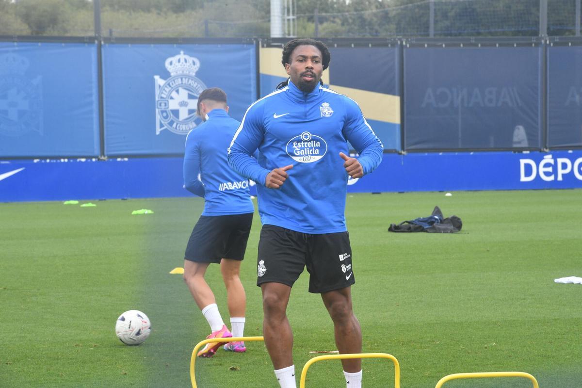 Ya vestido con la ropa de entrenamiento blanquiazul, Adama Traoré trabaja junto a sus compañeros. Ya vestido con la ropa de entrenamiento blanquiazul, Adama Traoré trabaja junto a sus compañeros.