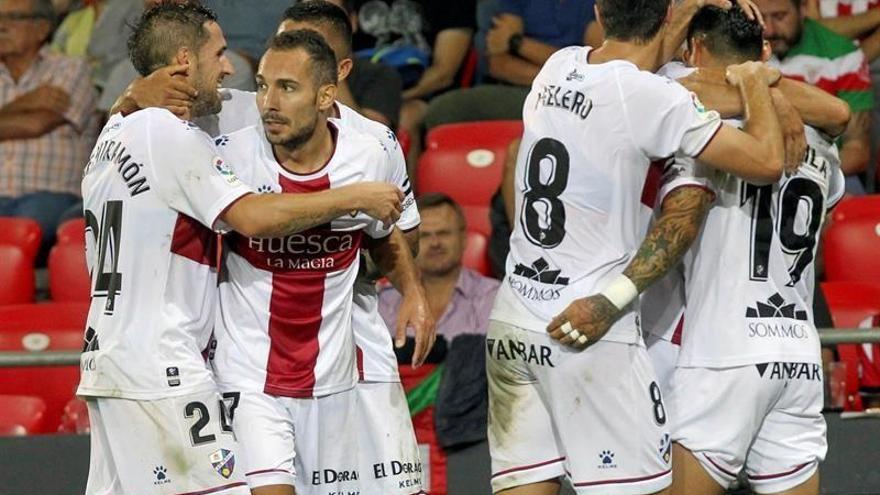 El Huesca sale del túnel con orgullo y dos goles de bandera