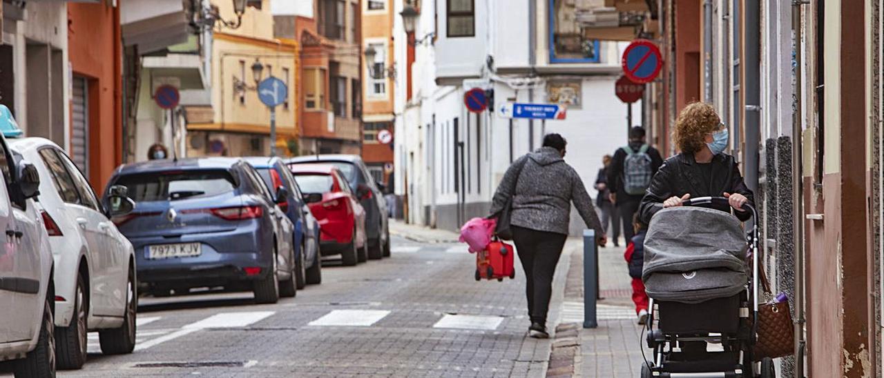 Varias personas pasean por las calles de Sueca en una imagen reciente. | PERALES IBORRA