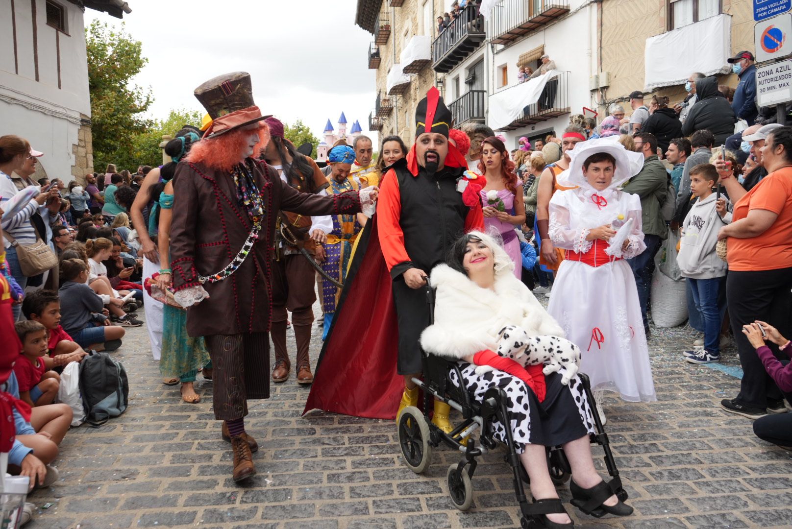 Batalla de confeti y desfile de carrozas en el Anunci de Morella