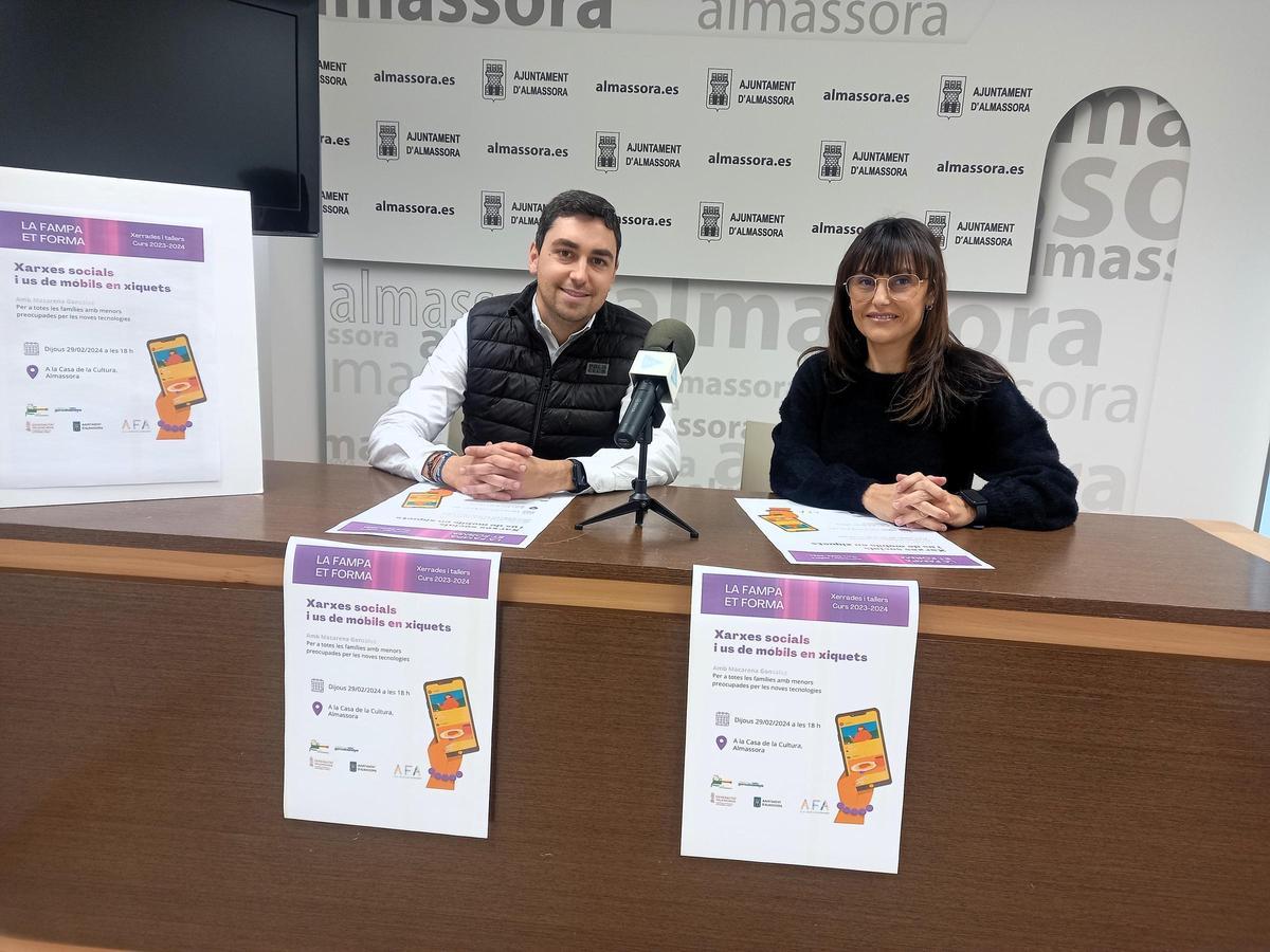 El concejal de Educación, Vicente Blay Casino, y la portavoz de la AFA del colegio Germans Ochando y vicepresidenta de FAMPA Castelló Penyagolosa, Helena Martinavarro, han presentado la charla.