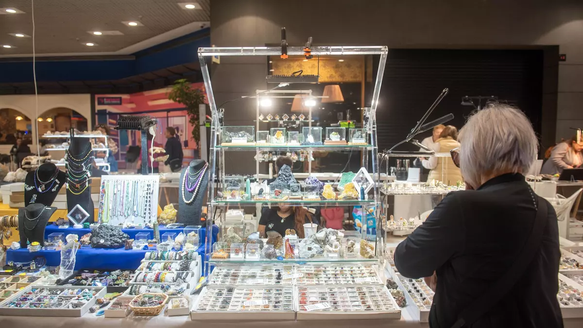 Fósiles, joyería y dinosaurios, en la primera feria de minerales de A Coruña