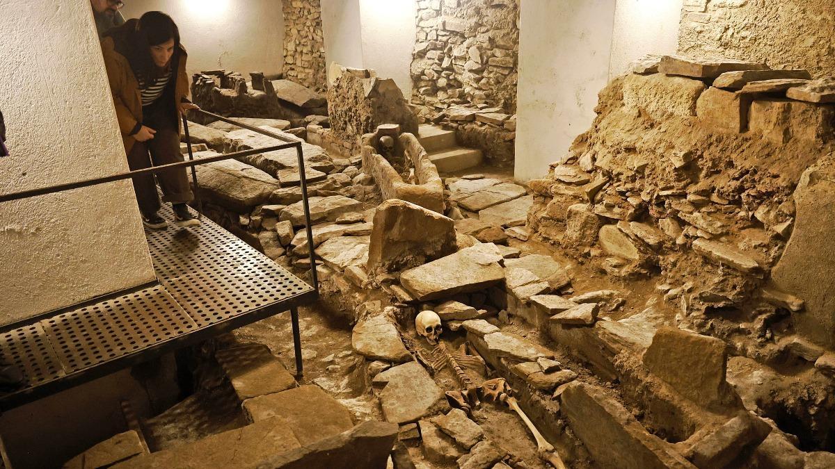 Vista del área con restos arqueológicos que formó parte de la visita guiada por el interior de la Catedral.