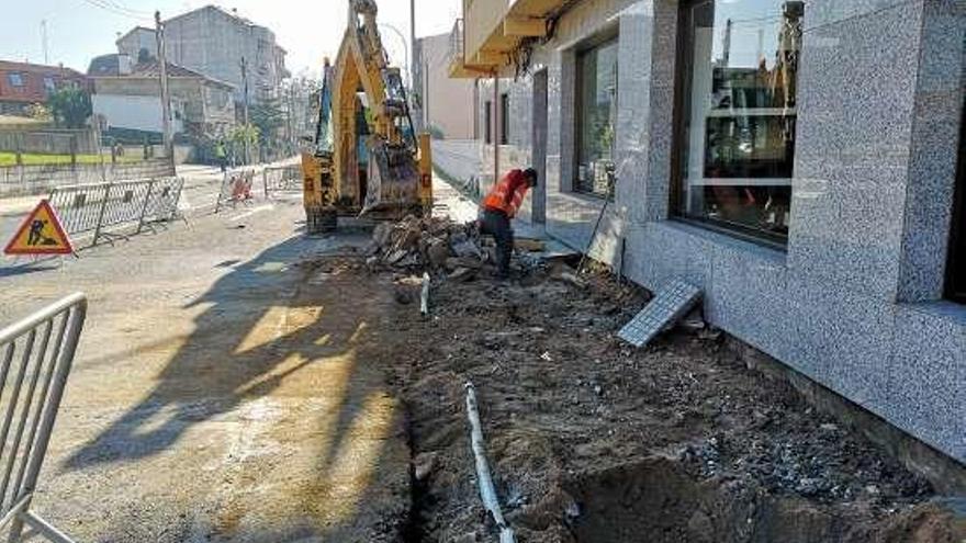 Trabajos, ayer, en un tramo de la calle Progreso. // FdV